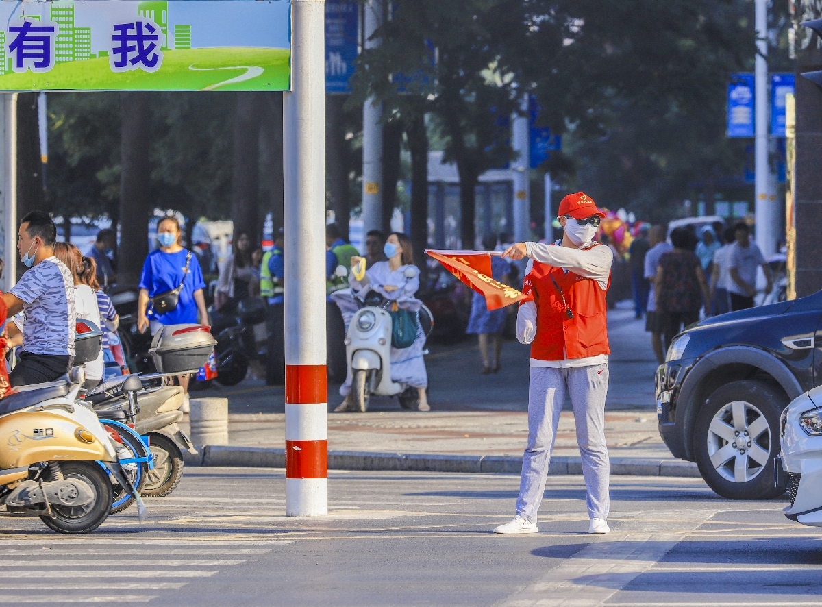 《身残志坚》,黄乐强,退休,电话:13797690749,图为一名身患残疾的人,为了城市文明建设,身残志坚,战斗在前线。_副本.jpg