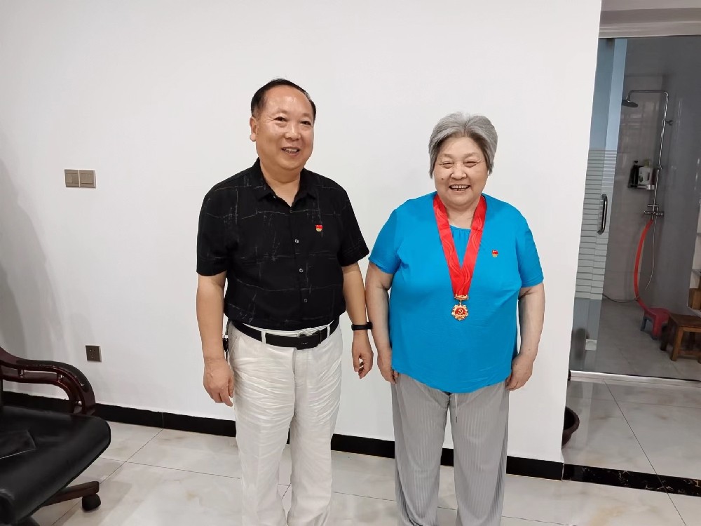 颁发“光荣在党50年”纪念章.jpg