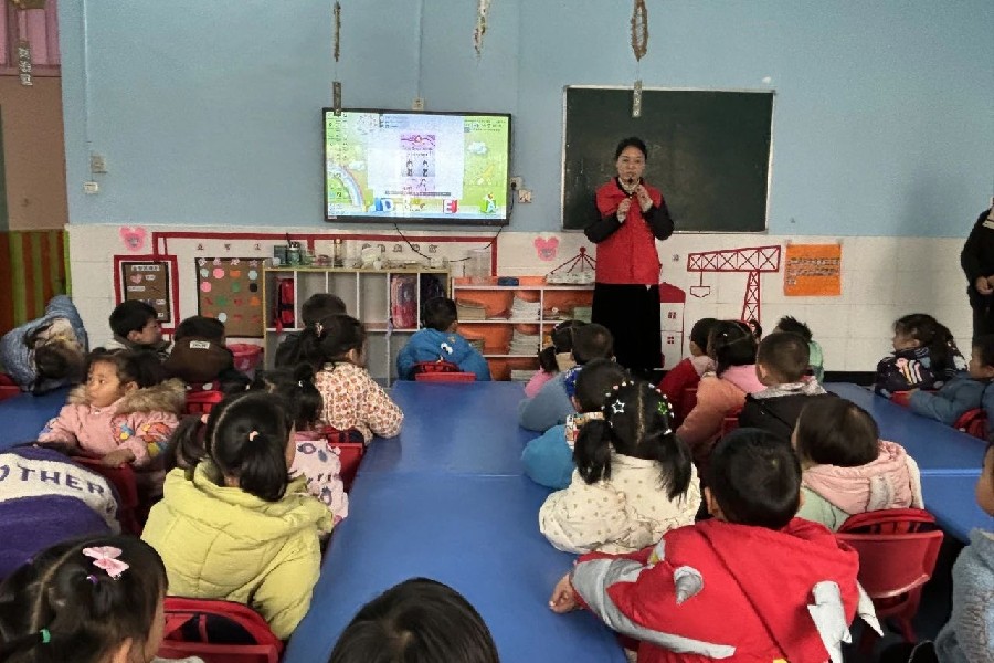 谷城县人民检察院工会开展学雷锋志愿服务活动1_副本.jpg