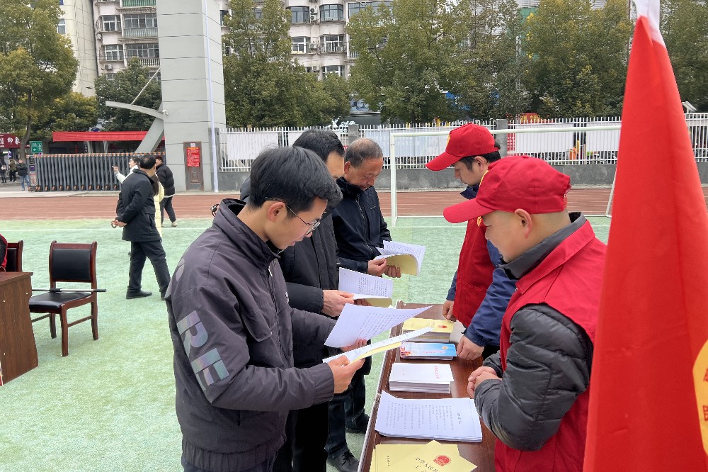 保康县举行“学雷锋”志愿服务月暨文化科技卫生“三下乡”集中活动启动仪式.jpg