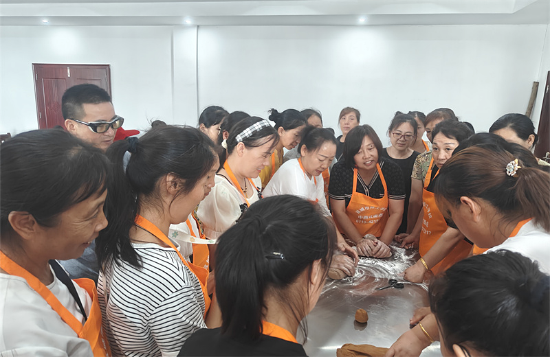 宜城市孔湾镇工会开展职工就业创业技能培训_副本.png