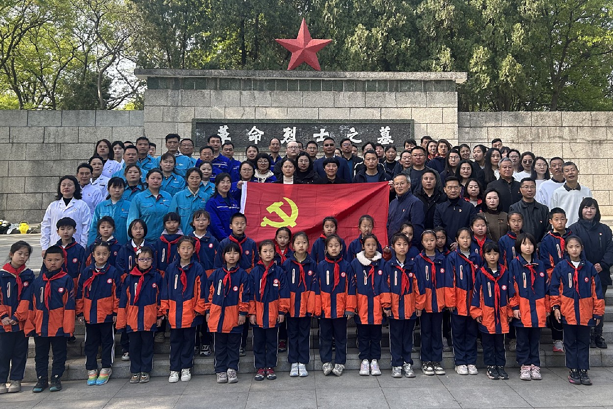 樊城区总工会联合包保军工社区党委开展清明祭英烈活动_副本.jpg