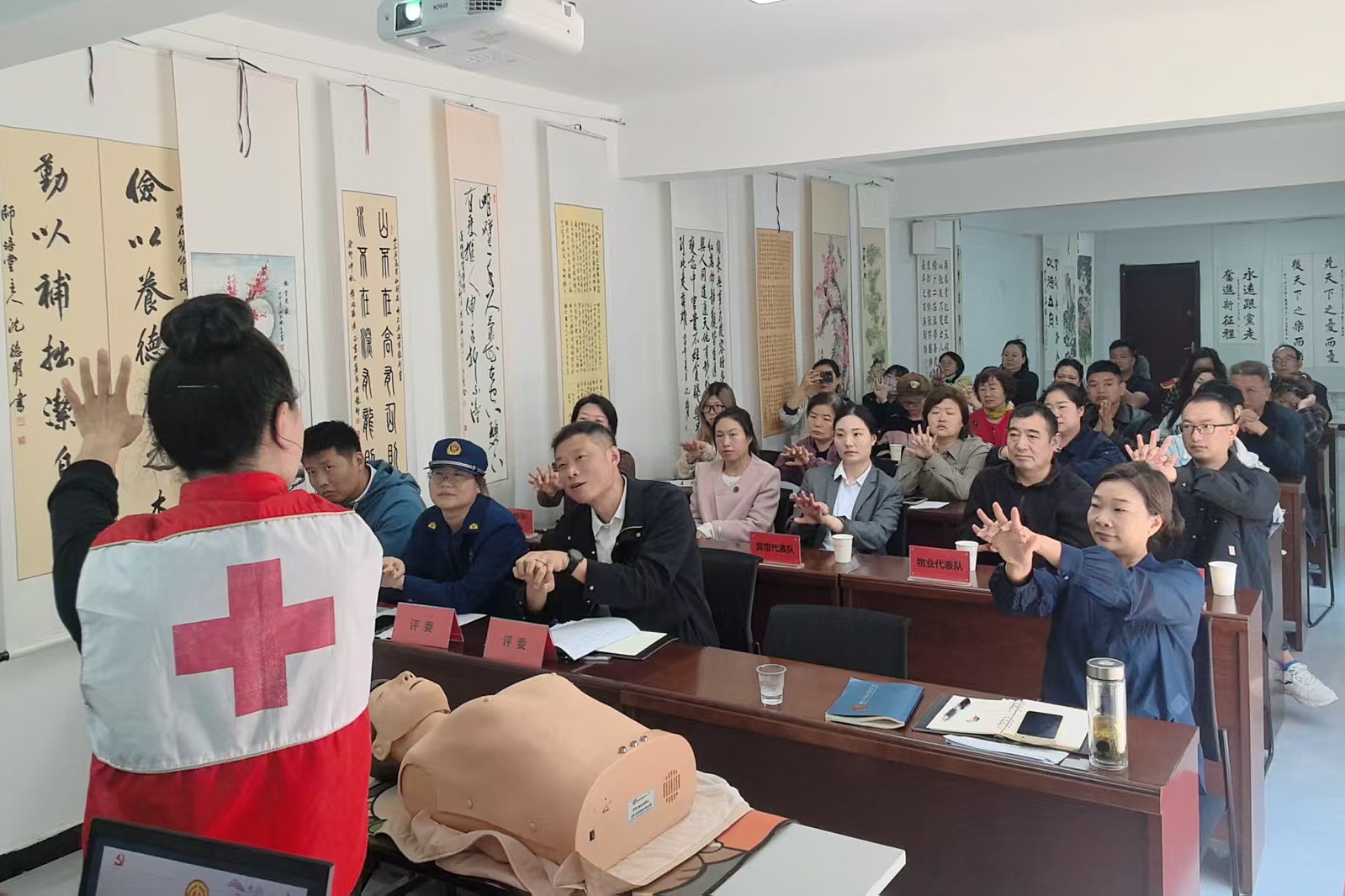 统战群团聚合力 暖心驿站庆五一 (1)_副本.jpg