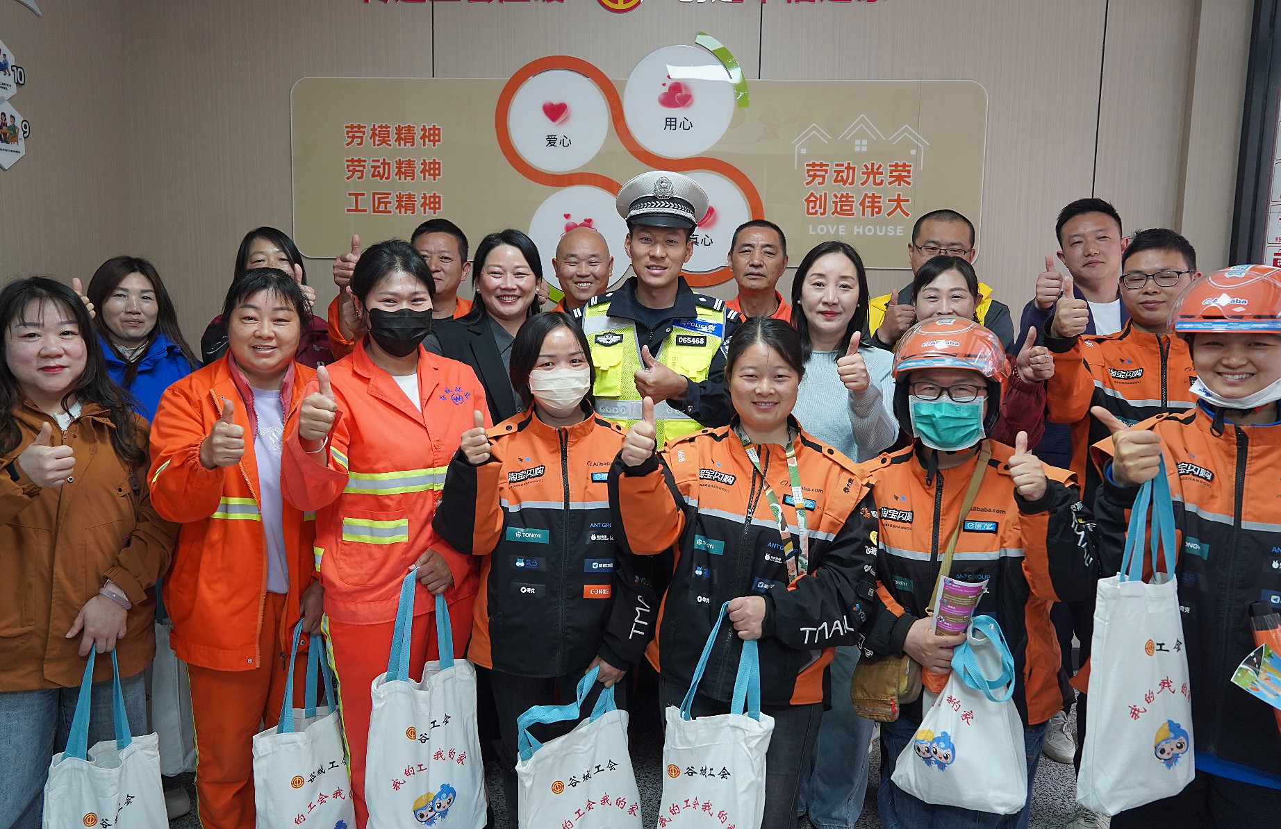 谷城交通安全 大合影_副本.jpg