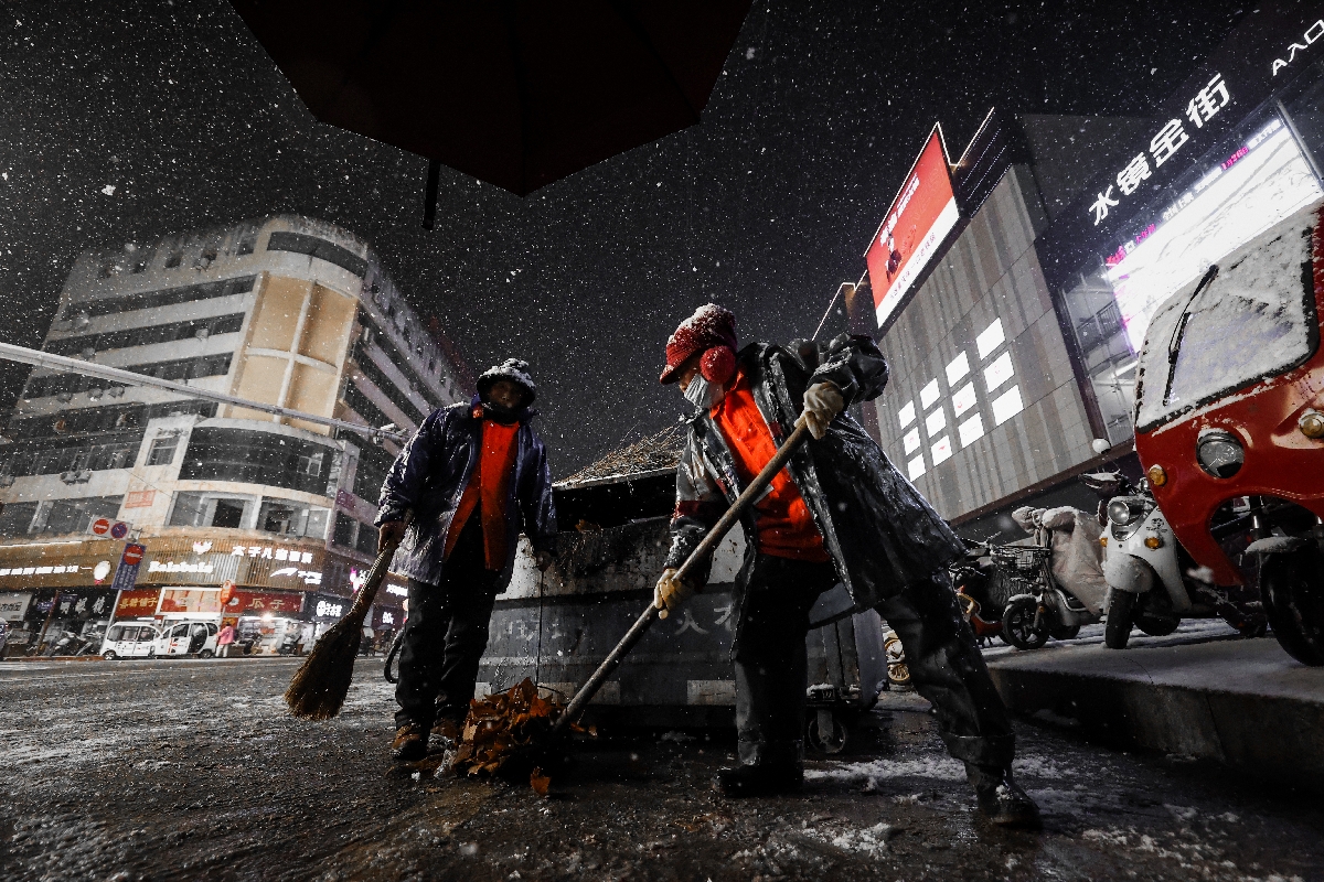 雪夜劳动者图片1_副本.jpg