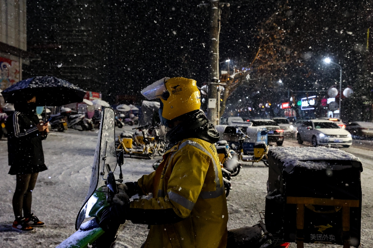 雪夜劳动者图片5_副本.jpg