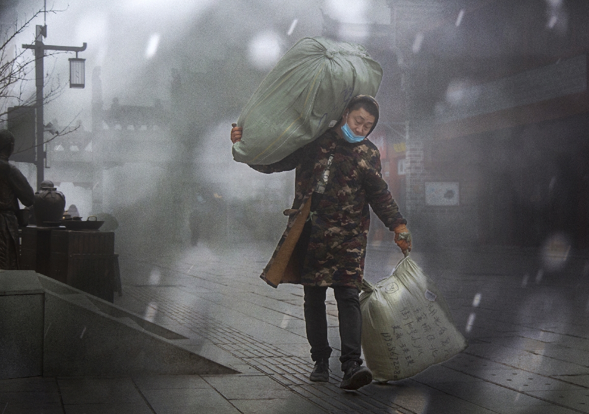 王平-雨中送货-襄阳市老年大学-13986359810-2022_副本.jpg