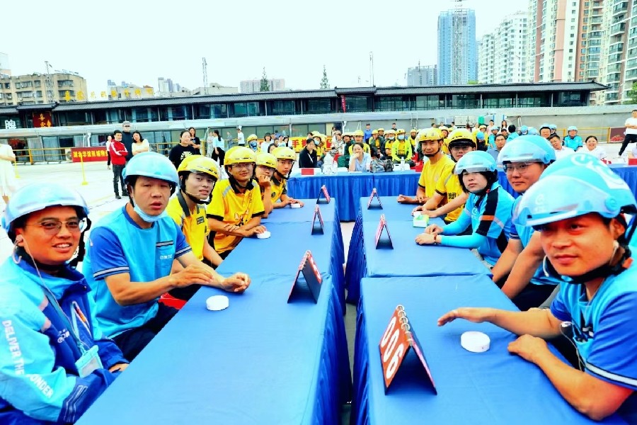 6月16日早上，由樊城区总工会、中原街道办事处工会联合会与饿了么、美团等外卖企业共同携手开展了樊城区中原街道工会“匠心永(001).jpg