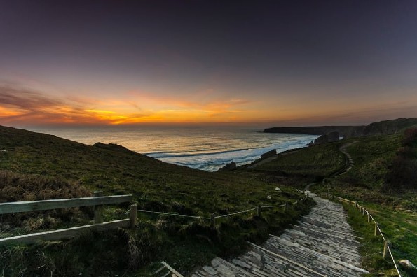 canva-水体附近山上的棕色木制楼梯-brown-wooden-stairs-on-mountain-near-body-of-water-MADLEoR6nI8_副本.jpg